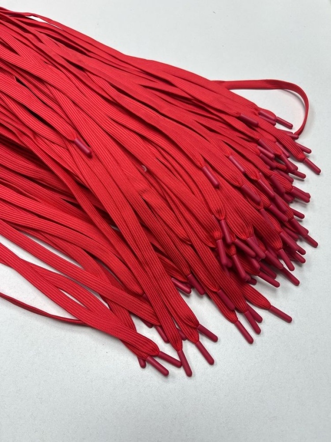 Шнурки плоские 135 см., ш. 11 мм., пластиковый наконечник, красные фото 1