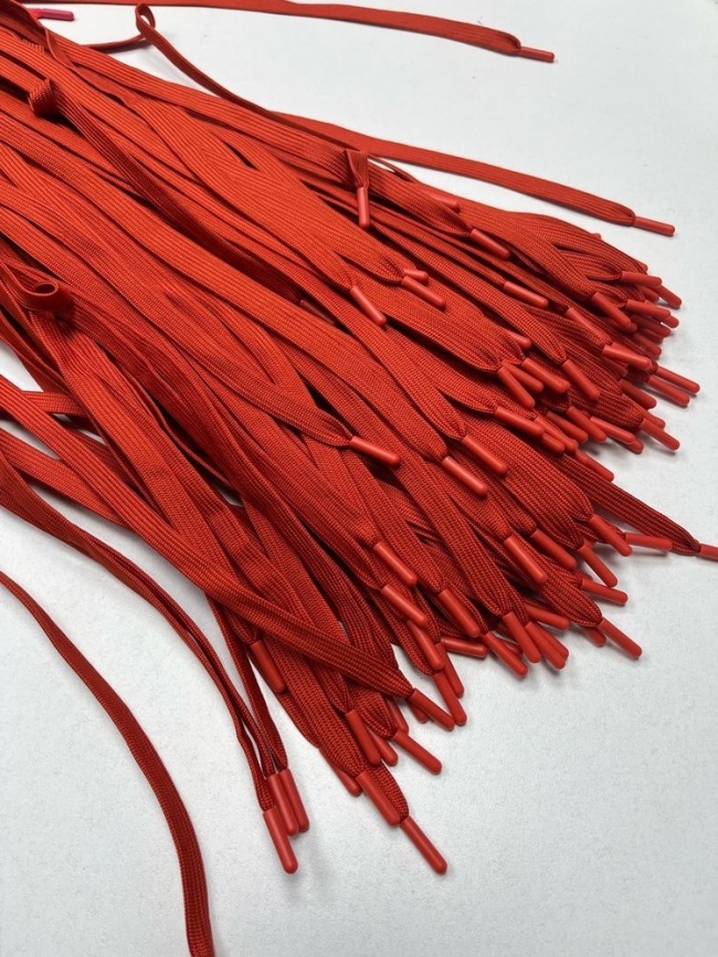 Шнурки плоские 135 см., ш. 11 мм., пластиковый наконечник, терракотовые фото 1