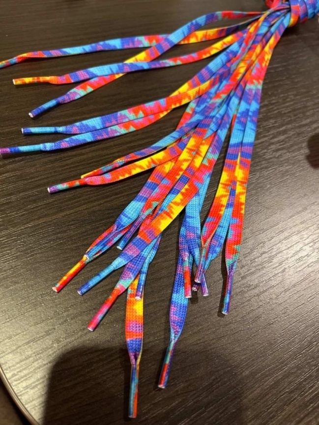 Шнурки плоские 140 см., ш. 8 мм., пластиковый наконечник, краски фото 1