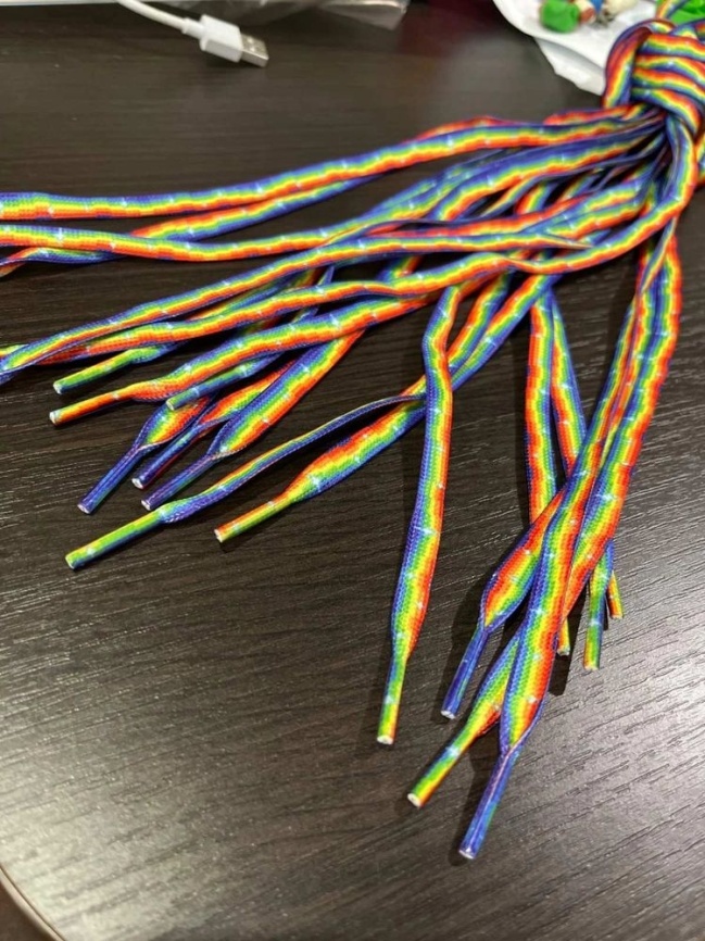 Шнурки плоские 120 см., ш. 8 мм., пластиковый наконечник, радужные полосы фото 1