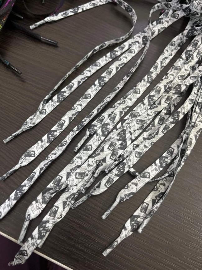 Шнурки плоские 140 см., ш. 8 мм., пластиковый наконечник, газета чёрно-белая фото 1