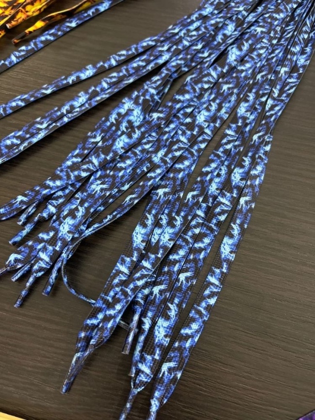 Шнурки плоские 120 см., ш. 8 мм., пластиковый наконечник, синий огонь на чёрном фото 1
