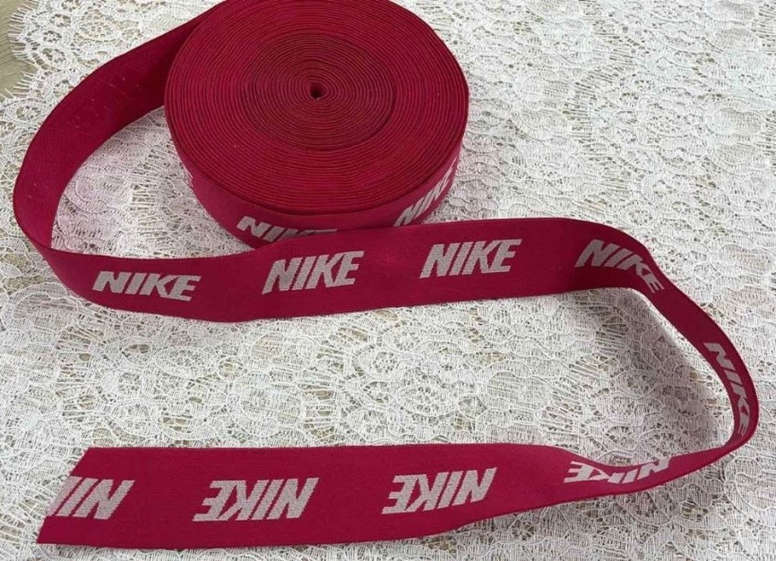 Резинка Декоративная ш. 40 мм. Белый Nike на малине фото 1