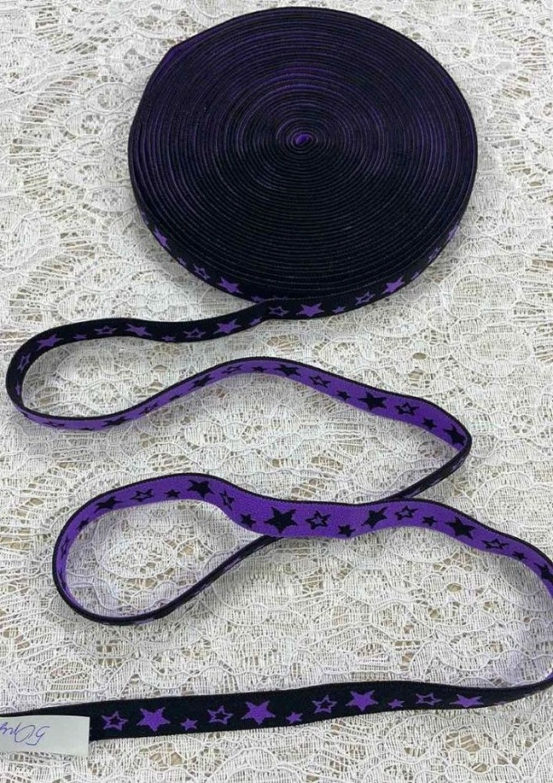Резинка Декоративная ш. 15 мм. Фиолетовые звёзды на чёрном фото 1
