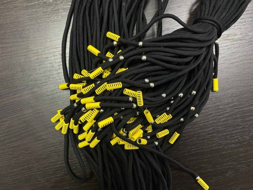 Шнурки круглые 120 см., д. 4 мм., металлический жёлтый наконечник, чёрные фото 1