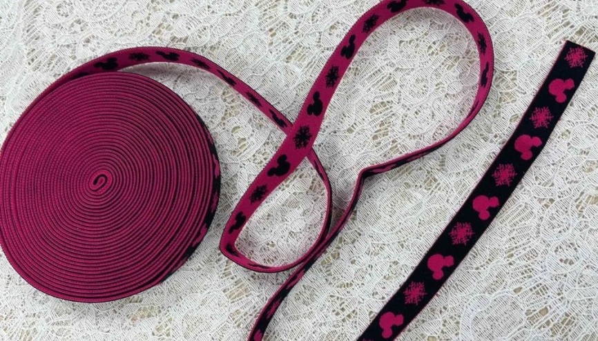 Резинка Декоративная ш. 15 мм. Розовый Микки и снежинки на чёрном фото 1