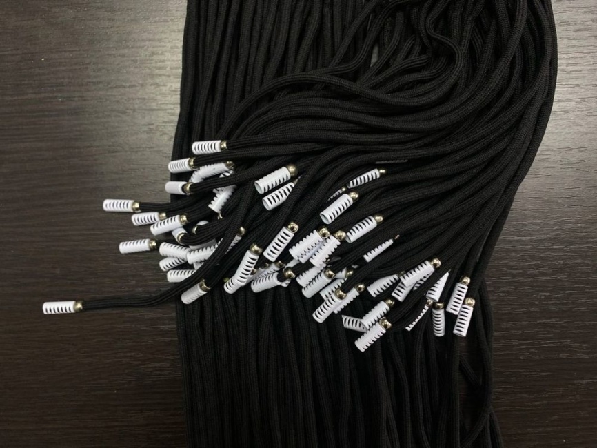 Шнурки круглые 120 см., д. 4 мм., металлический белый наконечник, чёрные фото 1